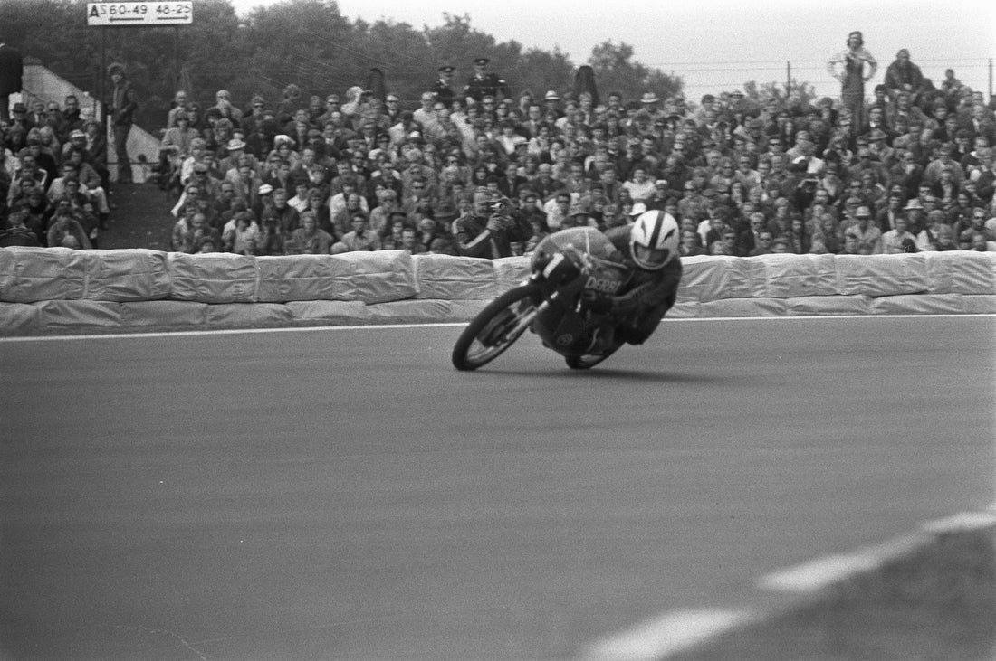 Ángel Nieto en acción sobre una Derbi durante el TT de Assen de 1972